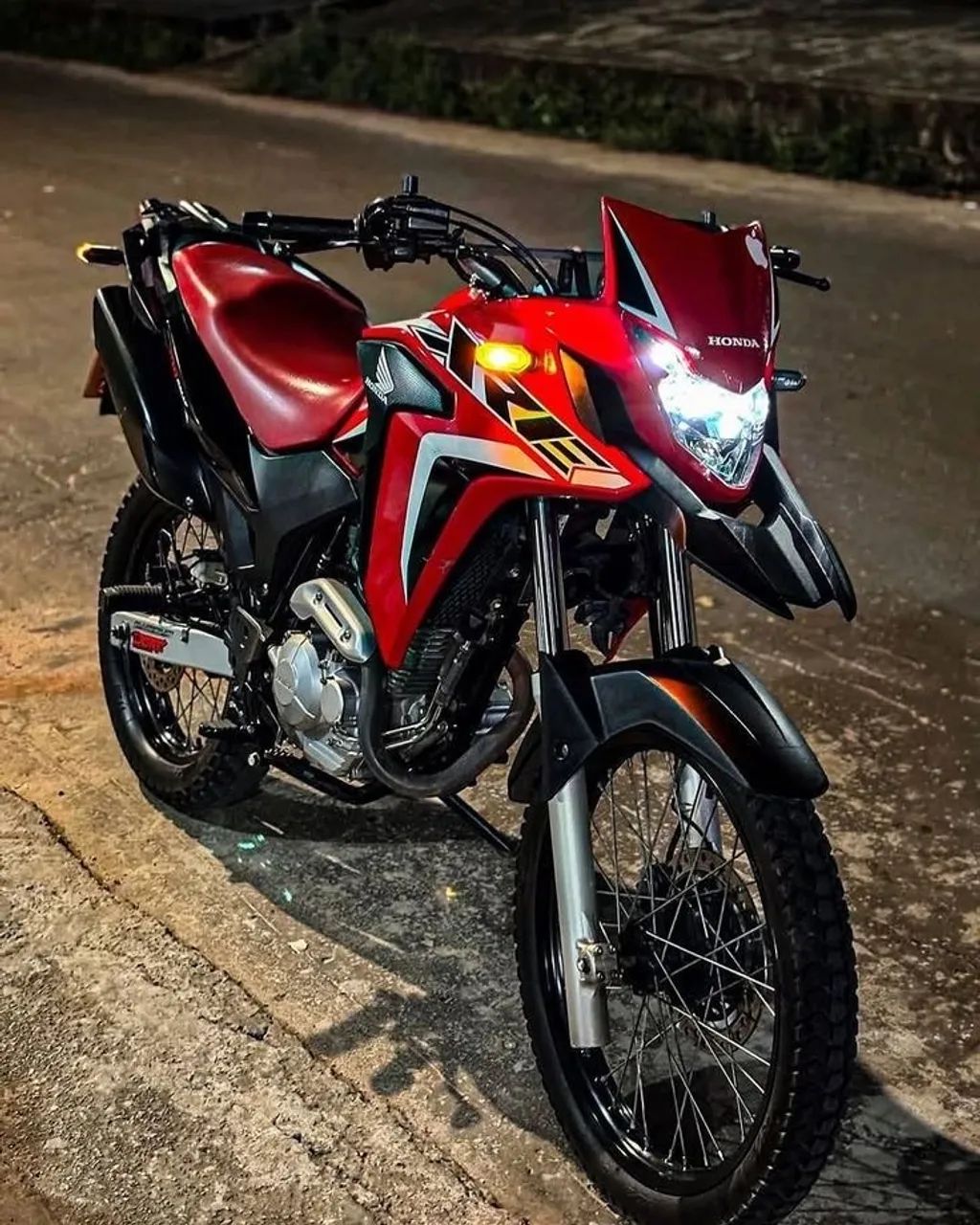 Vendo XRE 300, único dono pv pra mais informações 