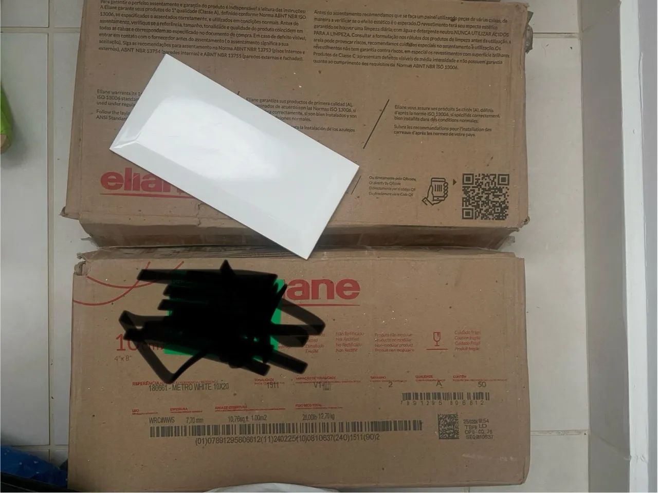 Duas caixas de revestimento Eliane Metro White 10x20 Brilhante.