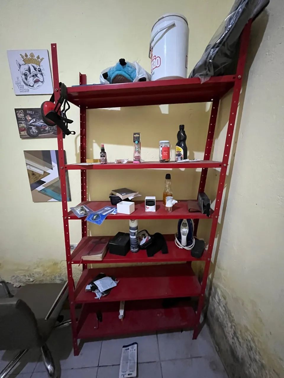 Estante de metal vermelha