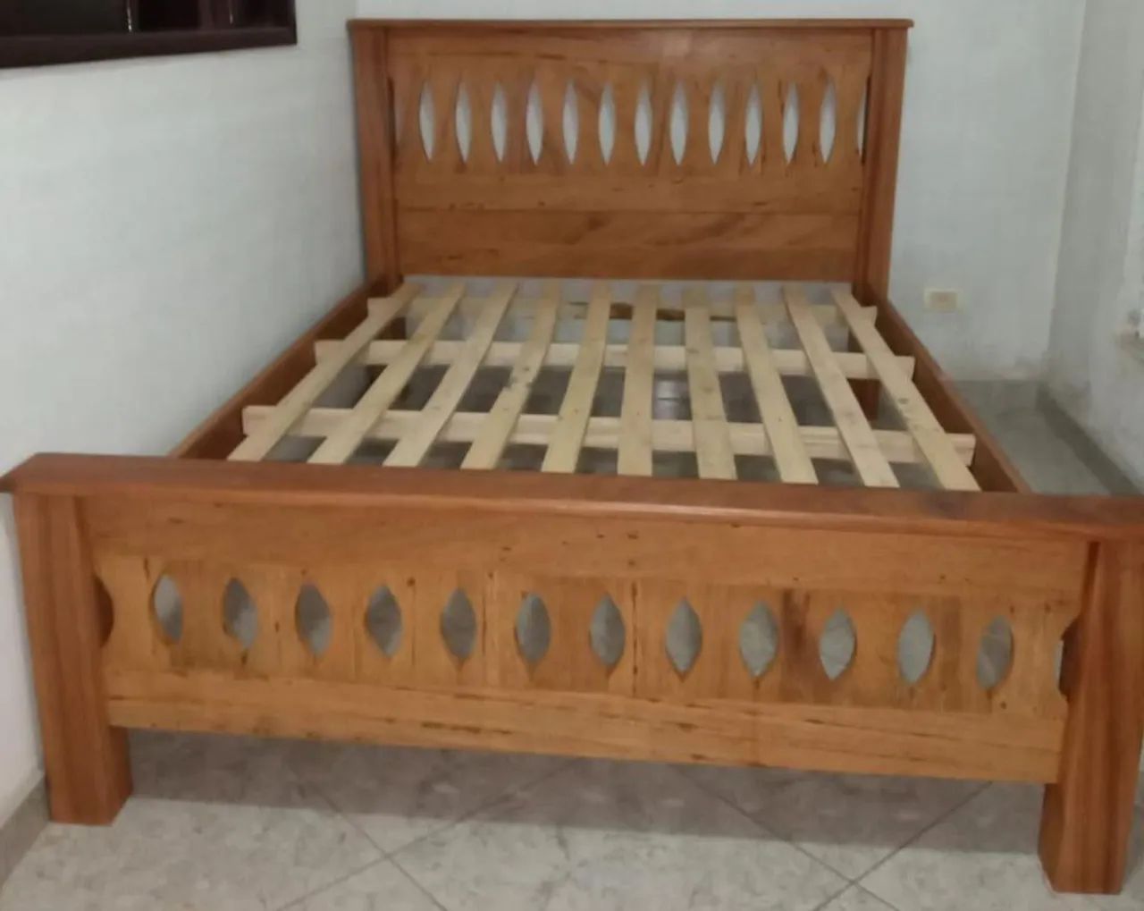 Cama de madeira maciça com design moderno64386070284290121