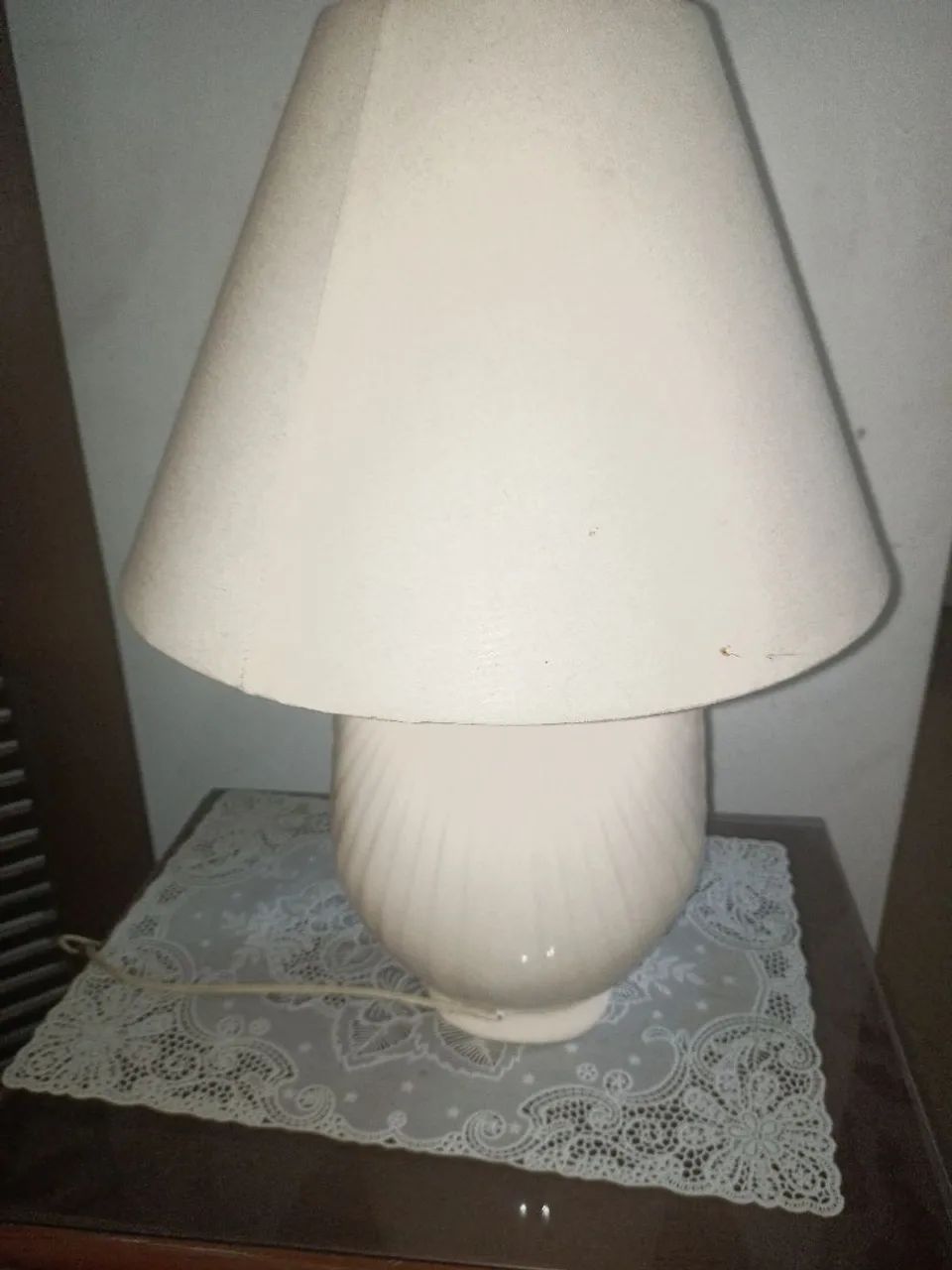 Criado mudo com 3 gavetas e abajur de brinde  - Foto 4