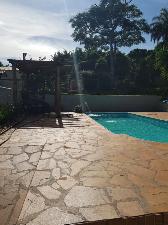 Sítio com piscina em área verde