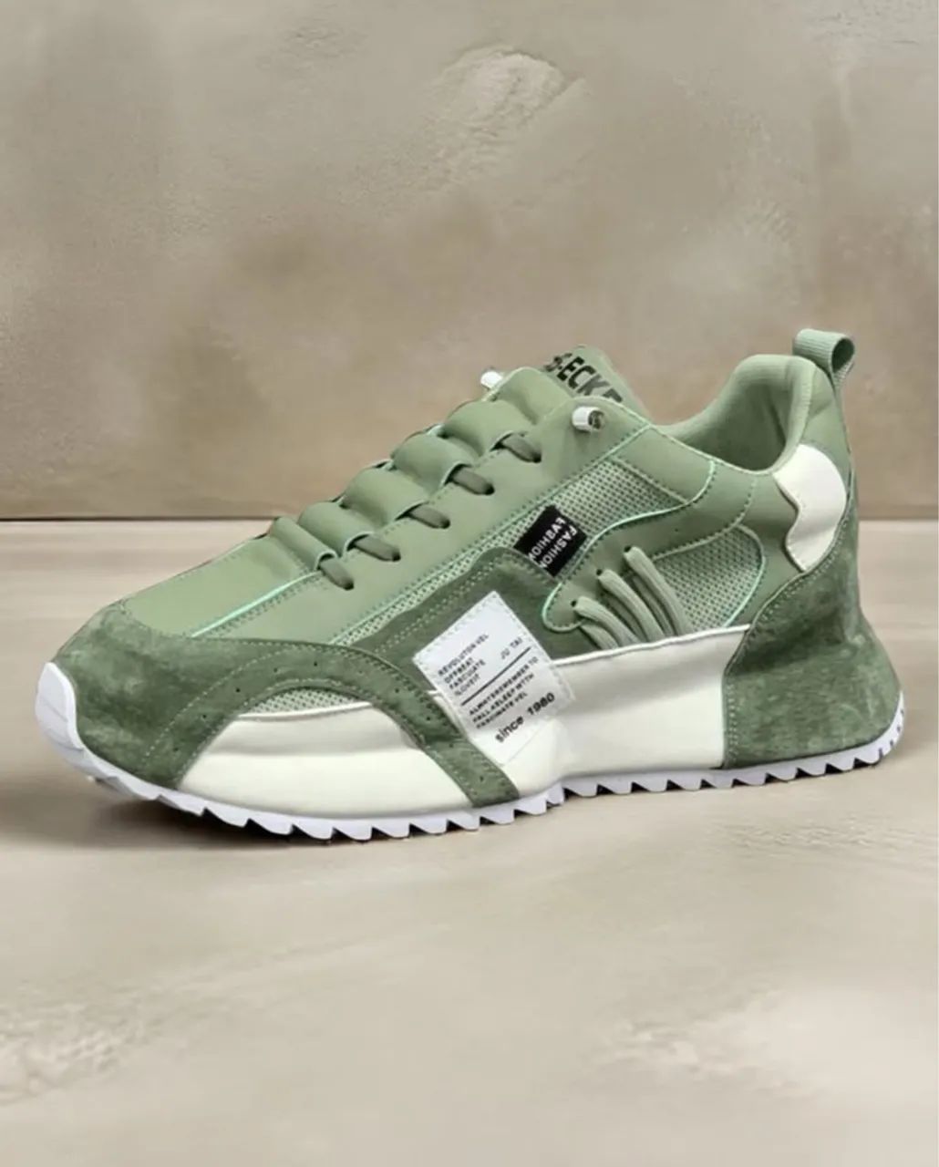 Tênis Verde Casual com Design Moderno