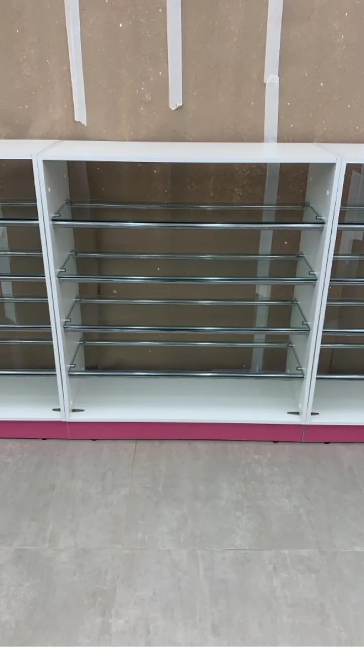 Estantes vitrine, prateleiras, balcão de atendimento.
