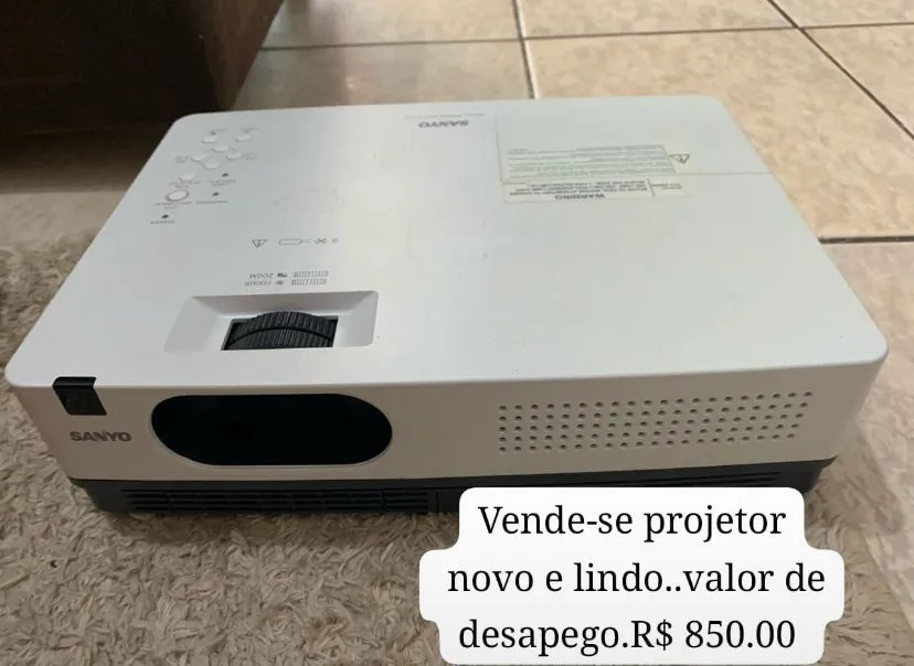Projetor Sanyo Novo - Desapego
