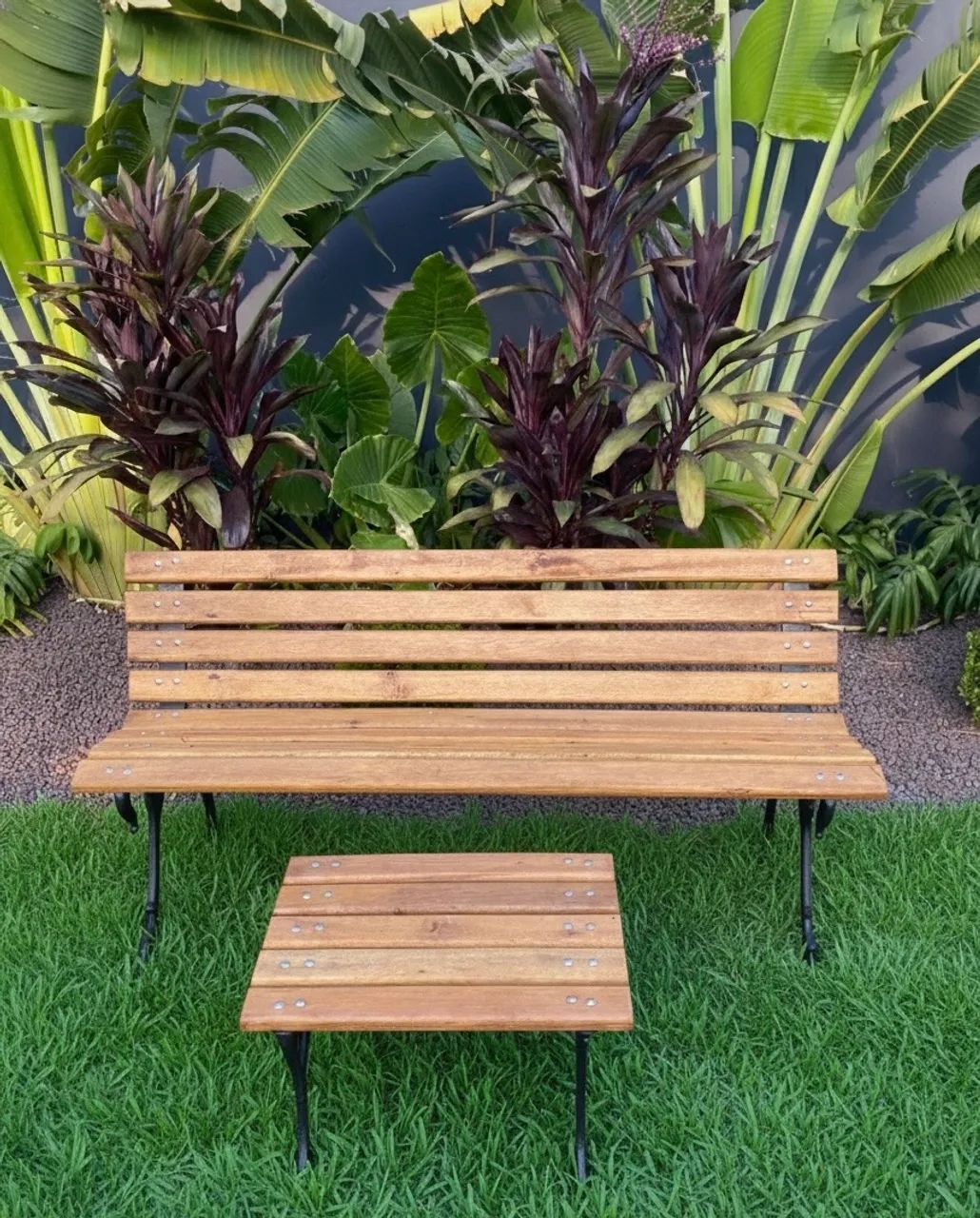 Conjunto de Banco e Mesa de Jardim Pés de ferro .