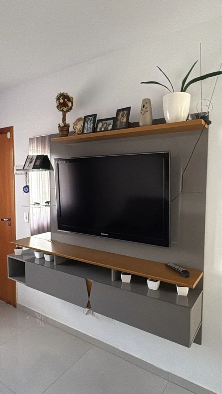 Painel para TV com rack e prateleiras - Design moderno