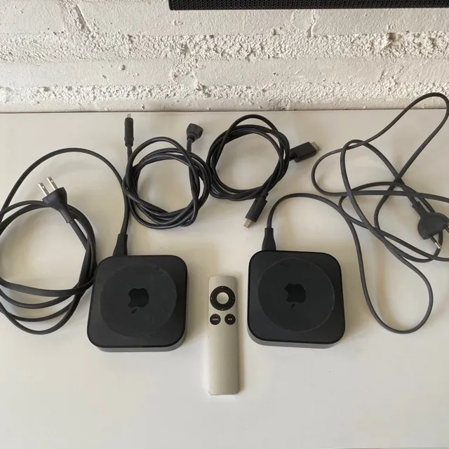 C016 Apple Tv duas unidades com cabos e com 1 controle remoto não sei configurar