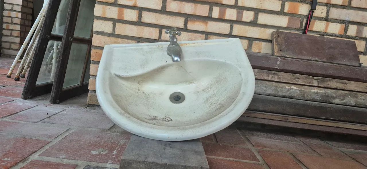 Bathroom sink64840842944513120