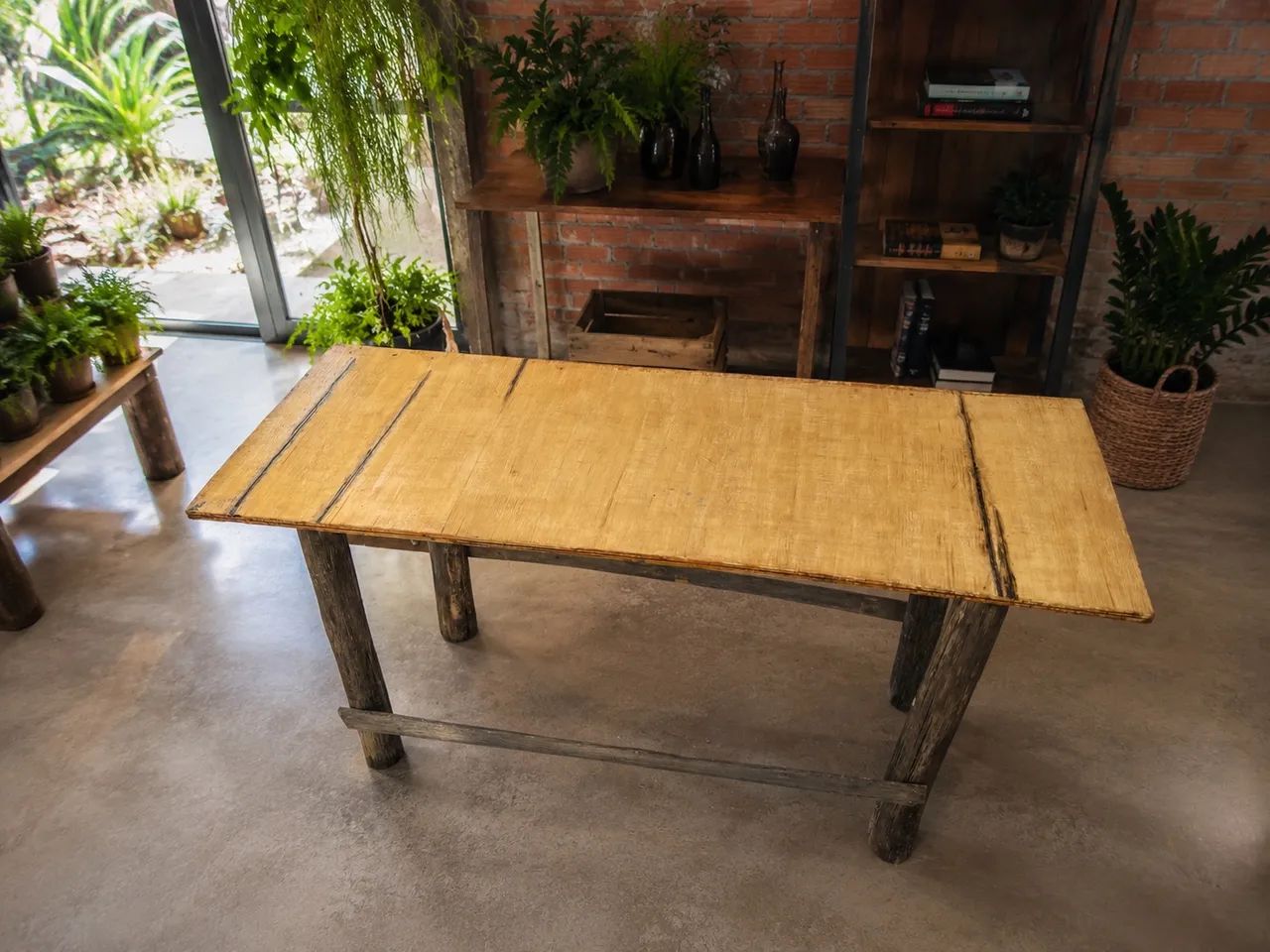 Mesa de Madeira Artesanal | Tampo em Madeirite | Estilo Rústico Moderno