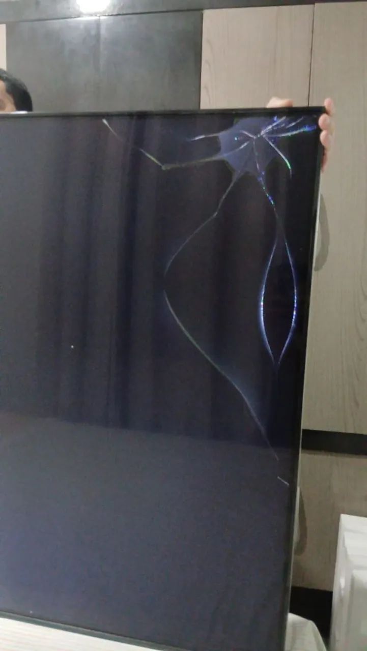 Vendo Tv smart LG 70 polegadas com defeito na tela R$1,300 - Foto 3