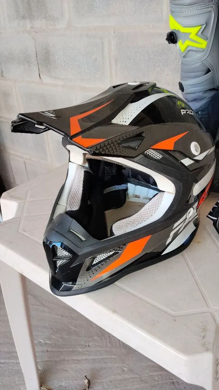 Capacete e kit roupa