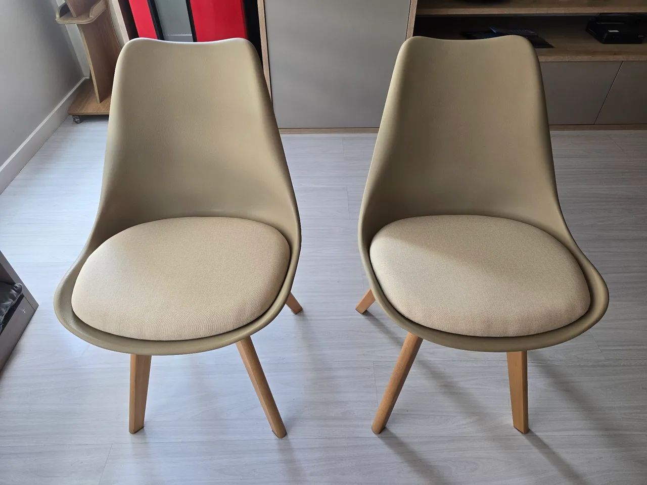 Vendo par de cadeiras modelo Leda(estilo Eames Wood) - Foto 2