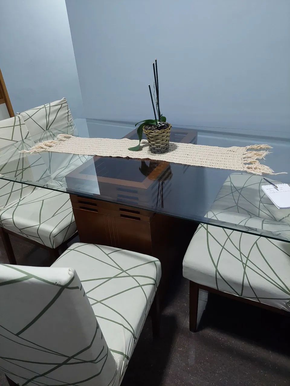 Mesa com 6 cadeira