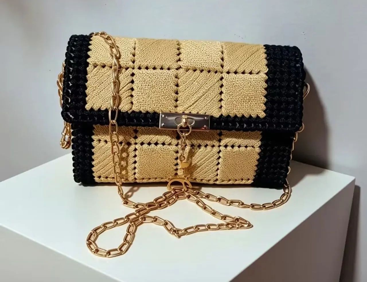 Bolsas bordadas na tela