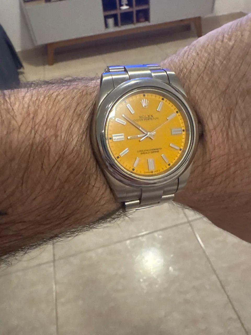 Relógio Rolex Oyester fundo amarelo automático 