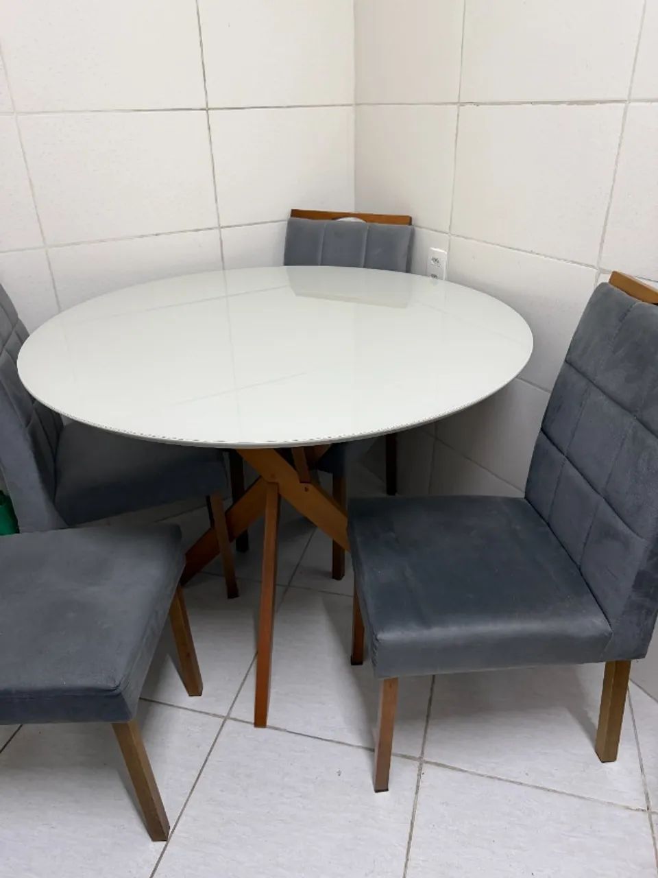 Mesa de jantar redonda com 4 cadeiras estofadas cinza - Foto 4