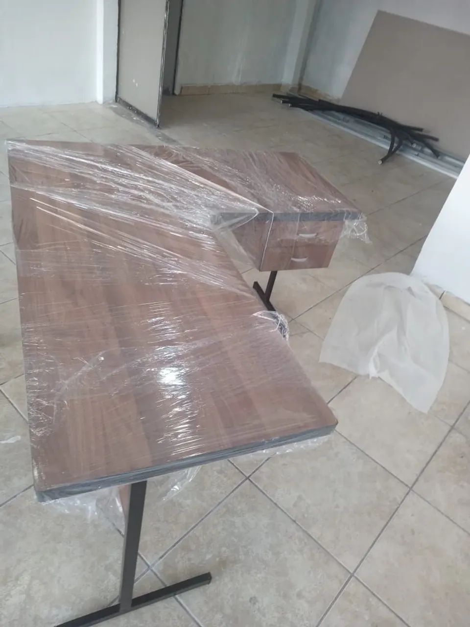 Mesa L perna de ferro com duas gavetas  - Foto 5