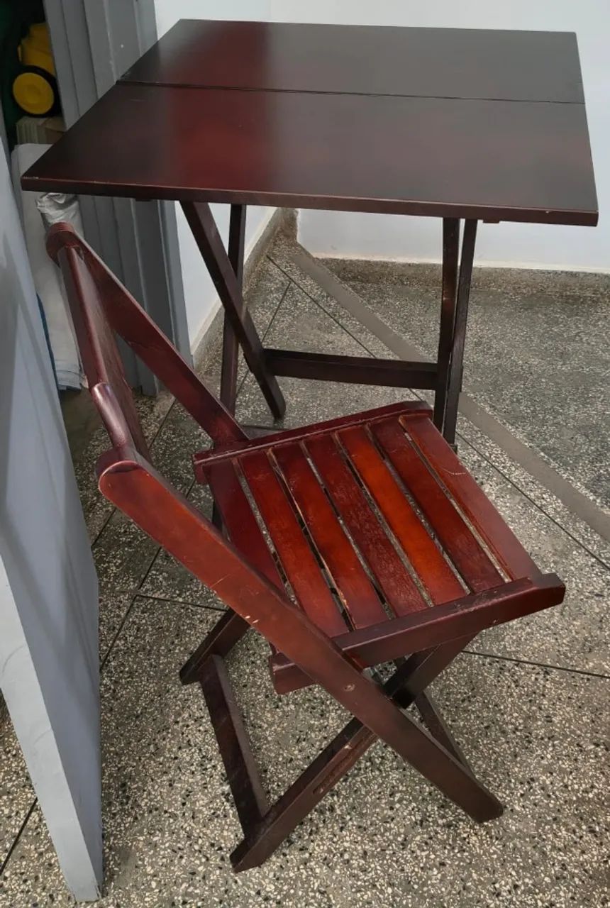 Mesa com 4 cadeiras dobráveis - madeira (cor tabaco)