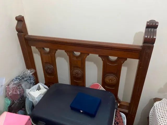 Cama de solteiro em madeira maciça com lindo trabalho - Foto 2