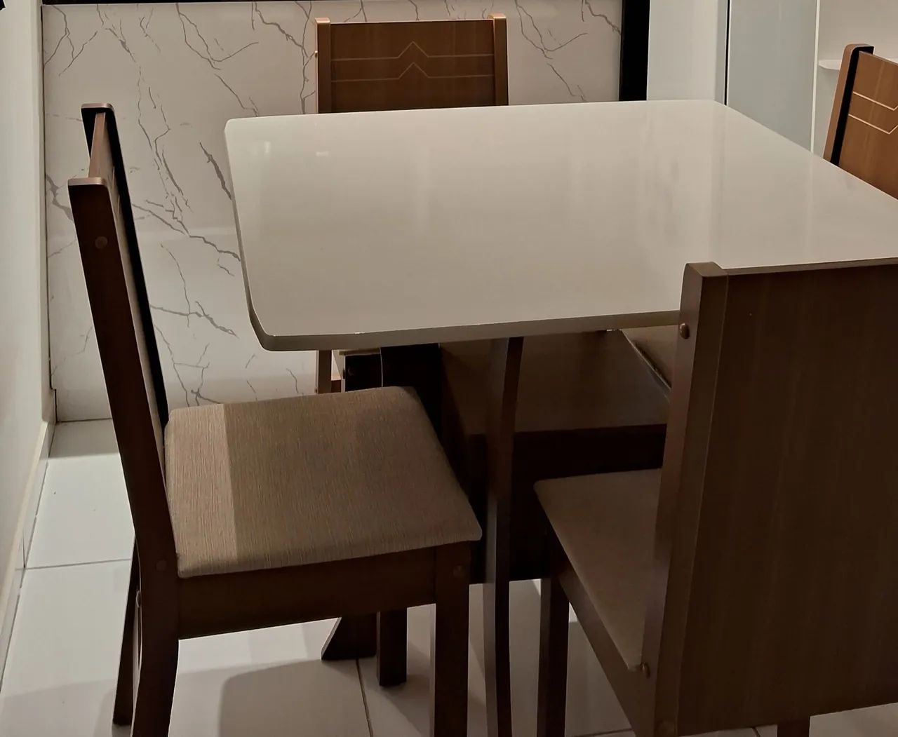 Conjunto mesa com quatro cadeiras
