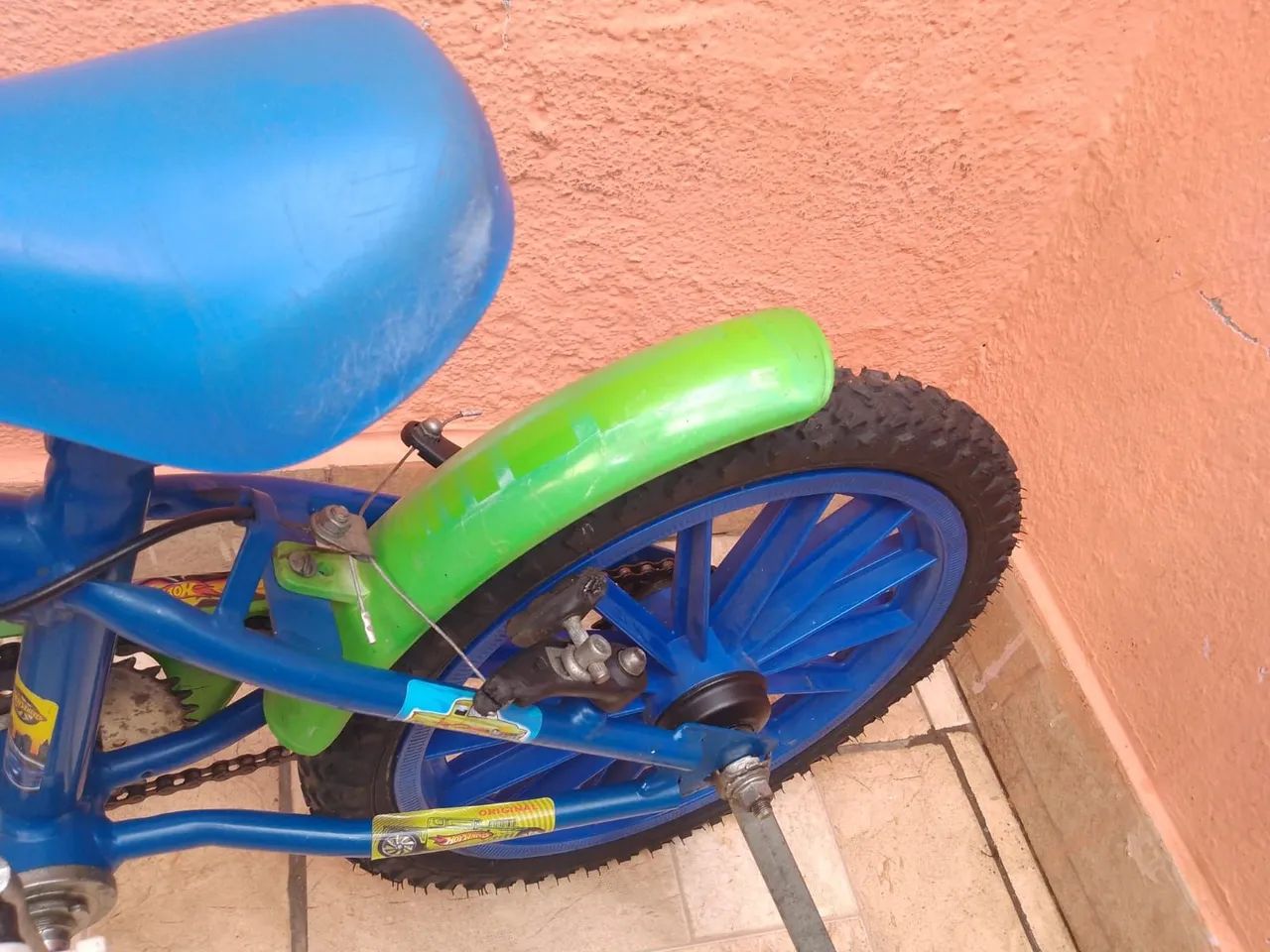 Bicicleta aro 16 tema hot Wheels semi nova  - Foto 4
