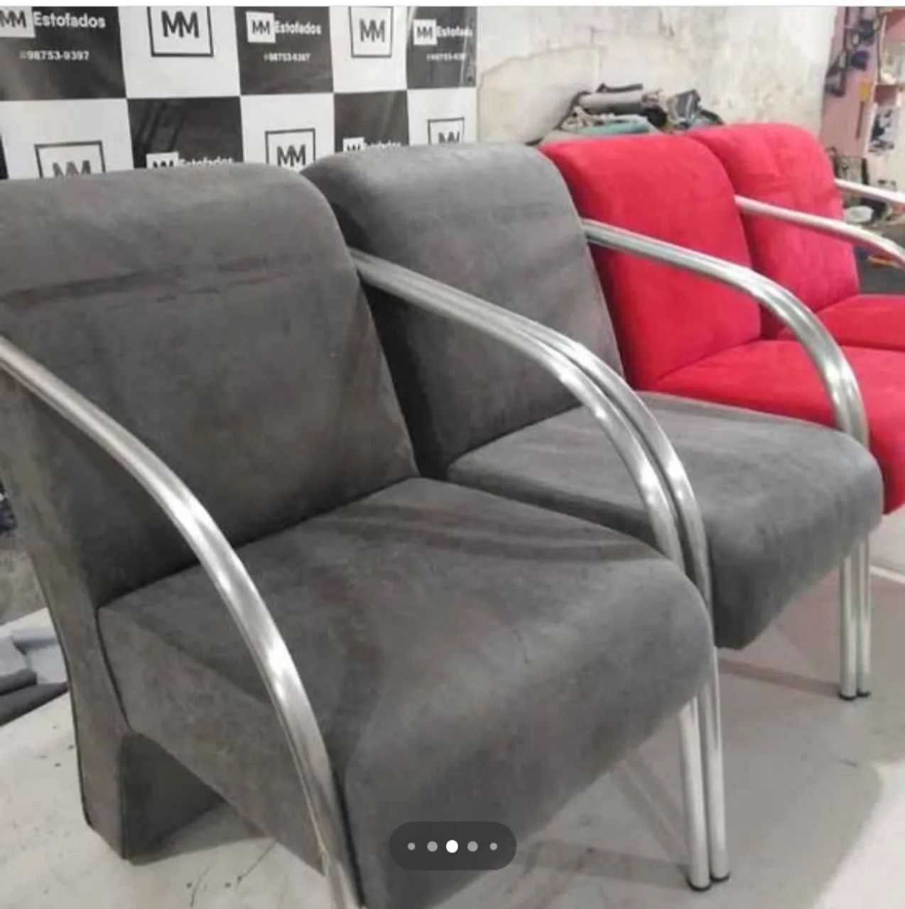 Poltrona decorativa braços de alumínio redondo 