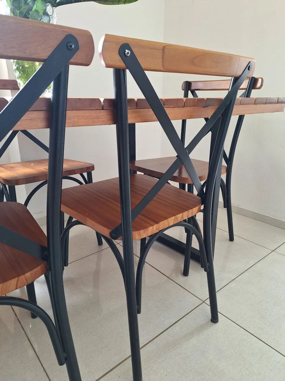 Mesa de 6 cadeira de madeira  - Foto 2