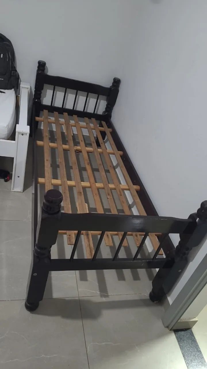 cama de solteiro , uma de MDF e uma de madeira 