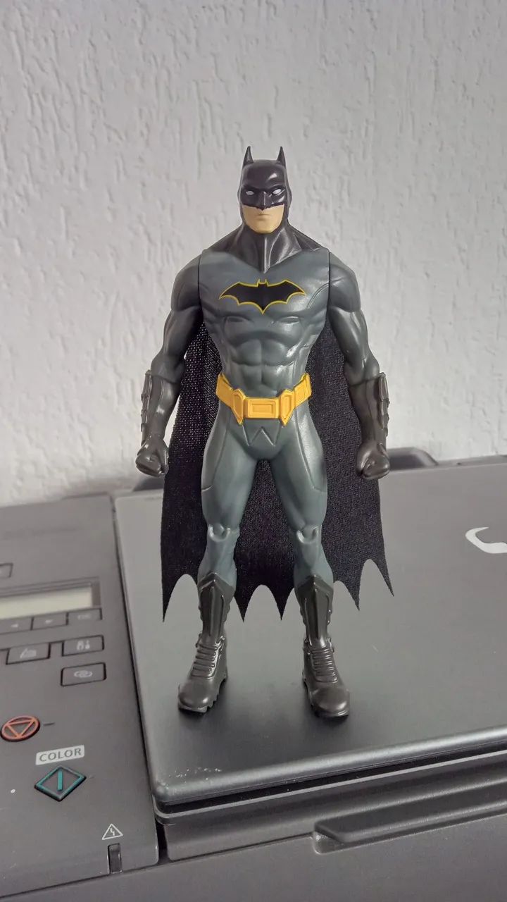 Batman Uniforme Clássico 16cm - Foto 5