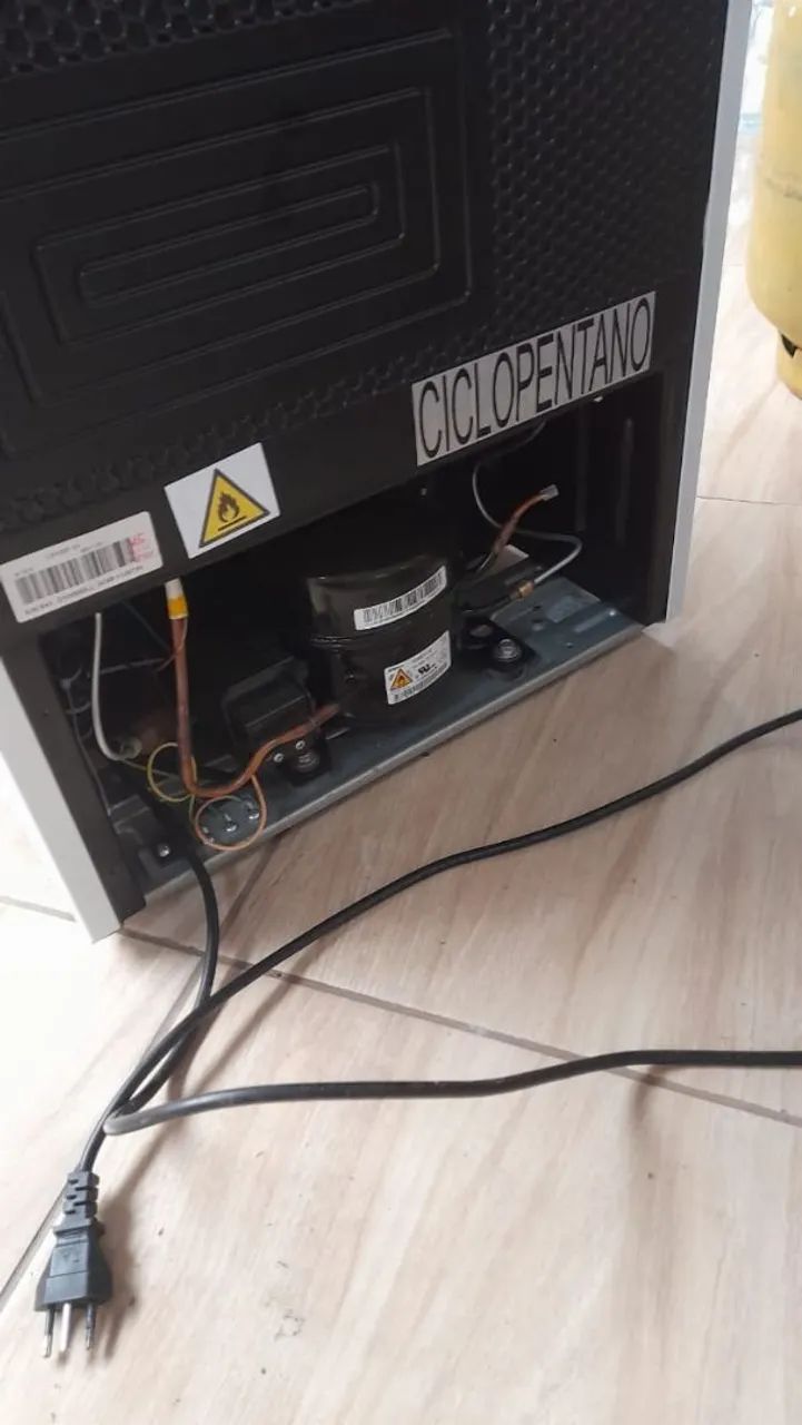 Geladeira Compacta Branca - Ótimo Estado e Funcionando Perfeitamente - Foto 4