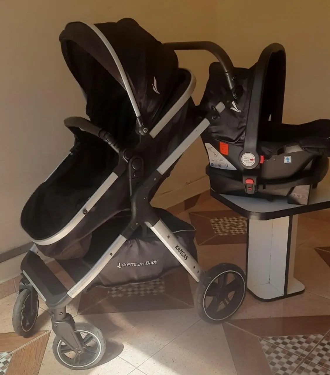 Carrinho de bebê com bebê conforto