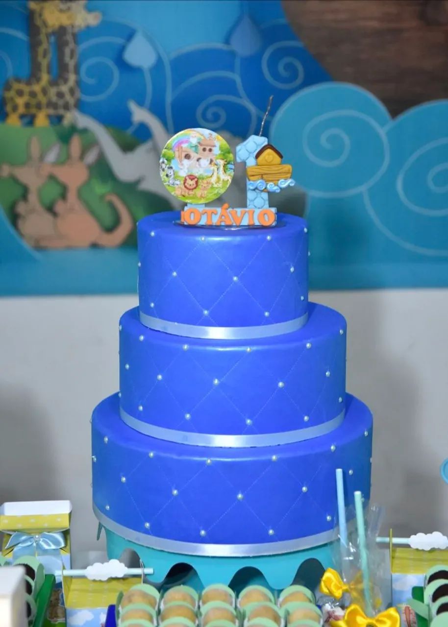 Bolo fake azul com pérolas 