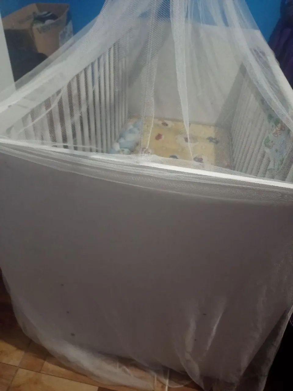 Kit berço com colchão emosquiteiro e roupinhas de bebê  - Foto 4