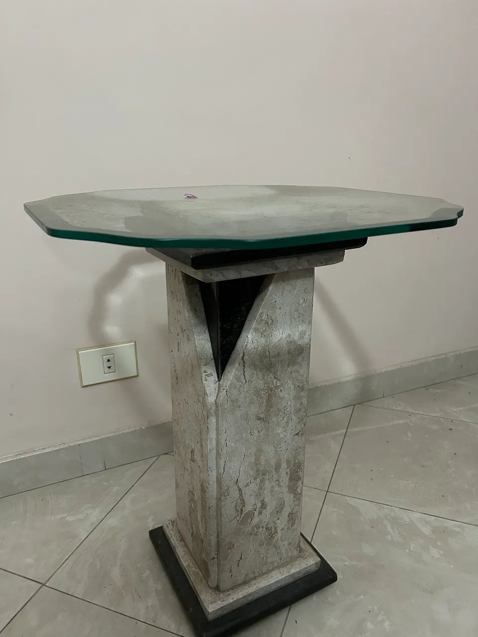 Mesa de canto em mármore Carrara