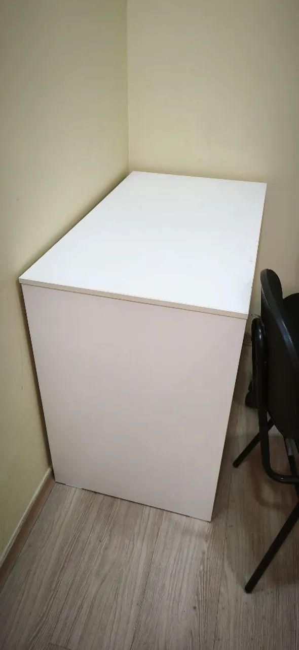 Mesa simples MDF branca e 2 cadeiras pretas em bom estado - Foto 4