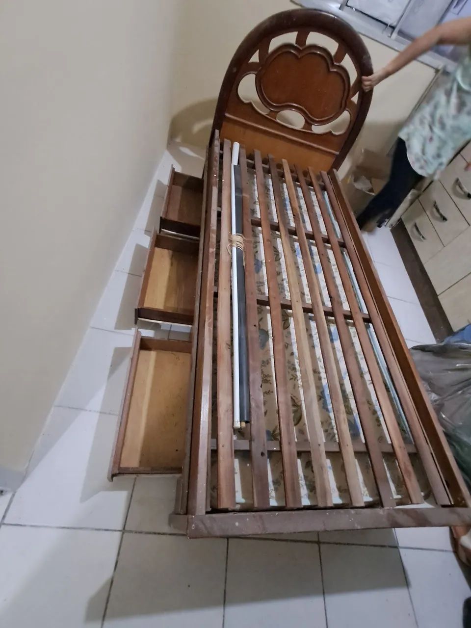 Cama de solteiro com auxiliar e 3 gavetas madeira maciça  - Foto 2