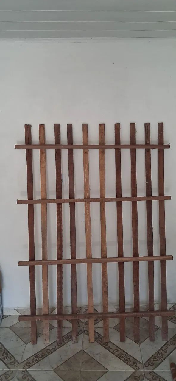 Base de Cama de Madeira.