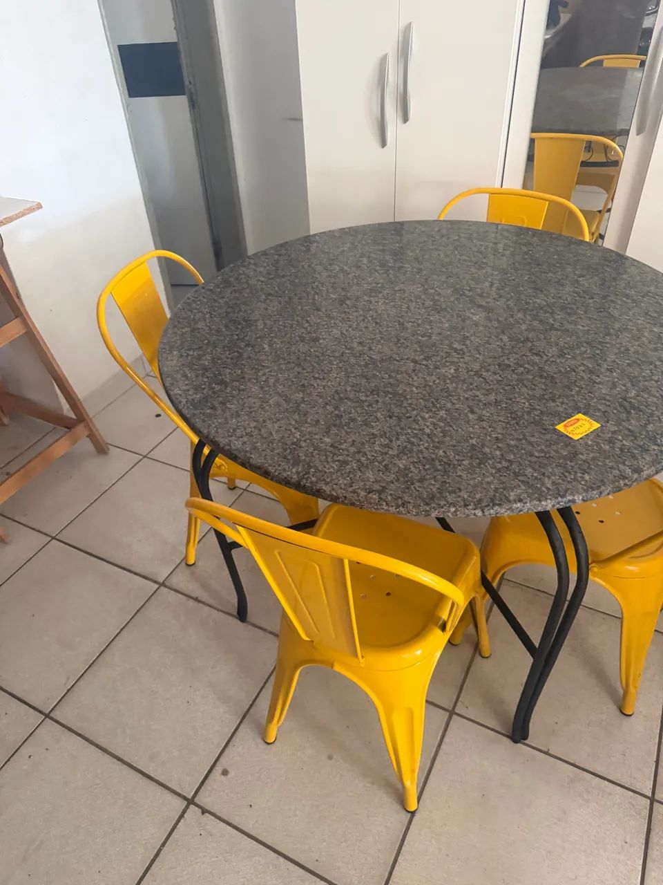 Mesa 4 cadeiras em ferro e latão e mesa com tampo de mármore top - Foto 4