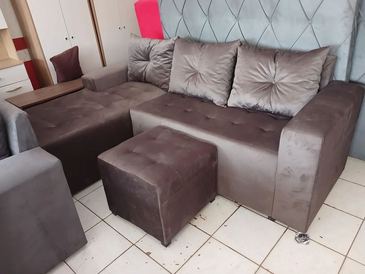 Sofá shaize com puff e almofadas.