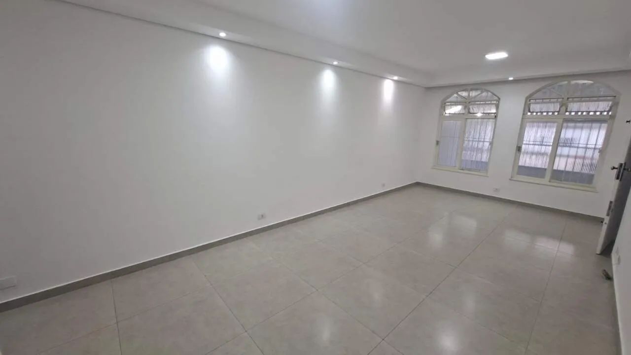 Sobrado para locação com 04 quartos e 02 vagas de garagem