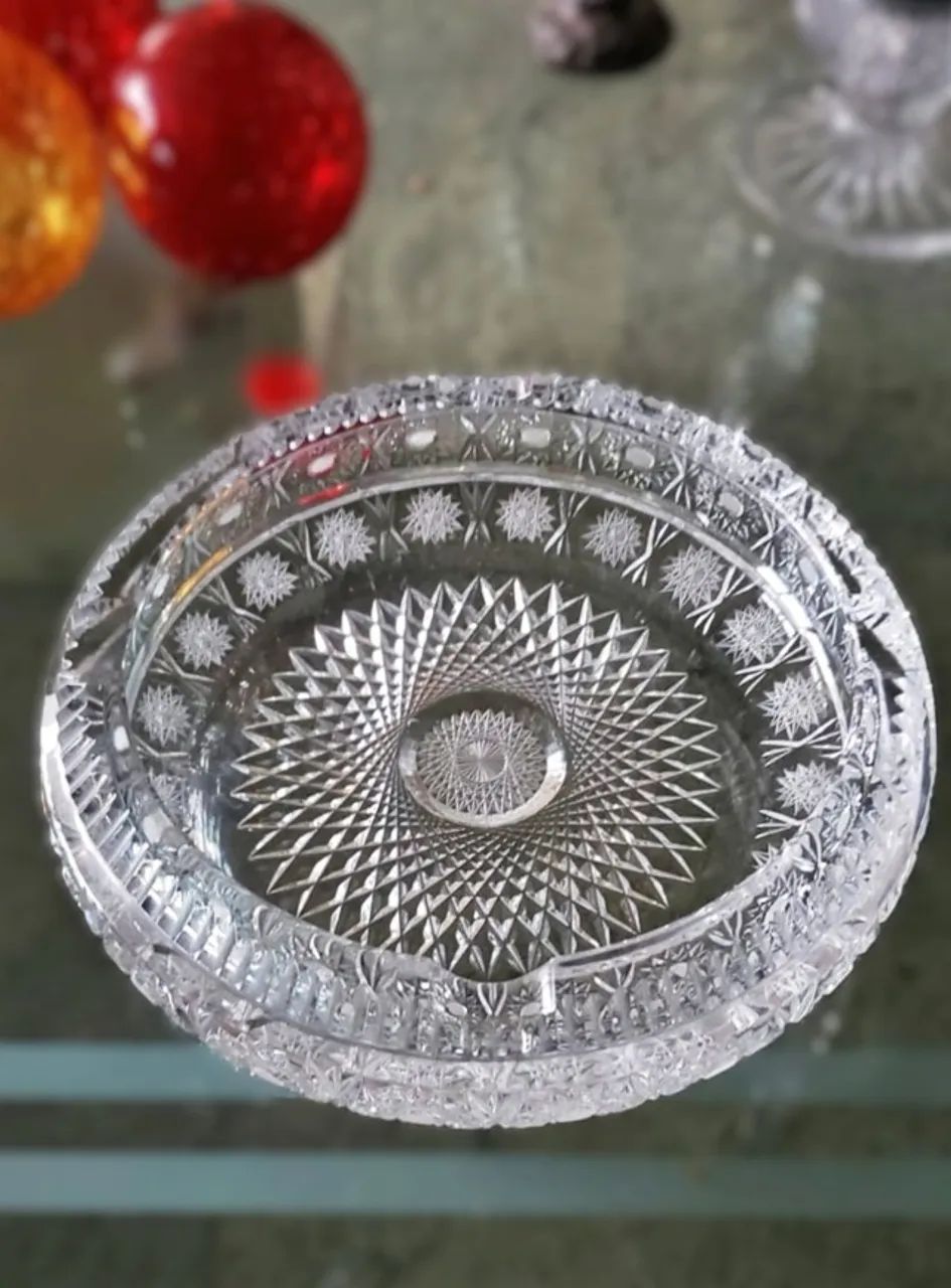 Cinzeiro grande em cristal ricamente lapidado