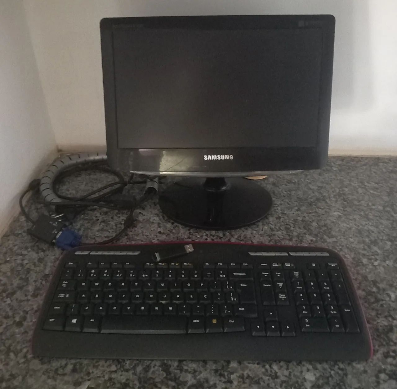 Monitor e teclado funcional