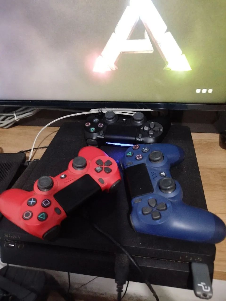 Vendo PS4 SLIM com 3 controles