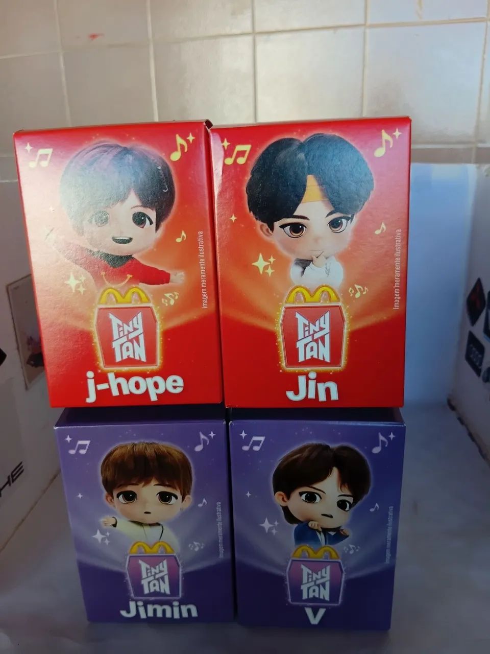4 Bonecos Jimin V j-hope e Jin bts McDonald's na caixa