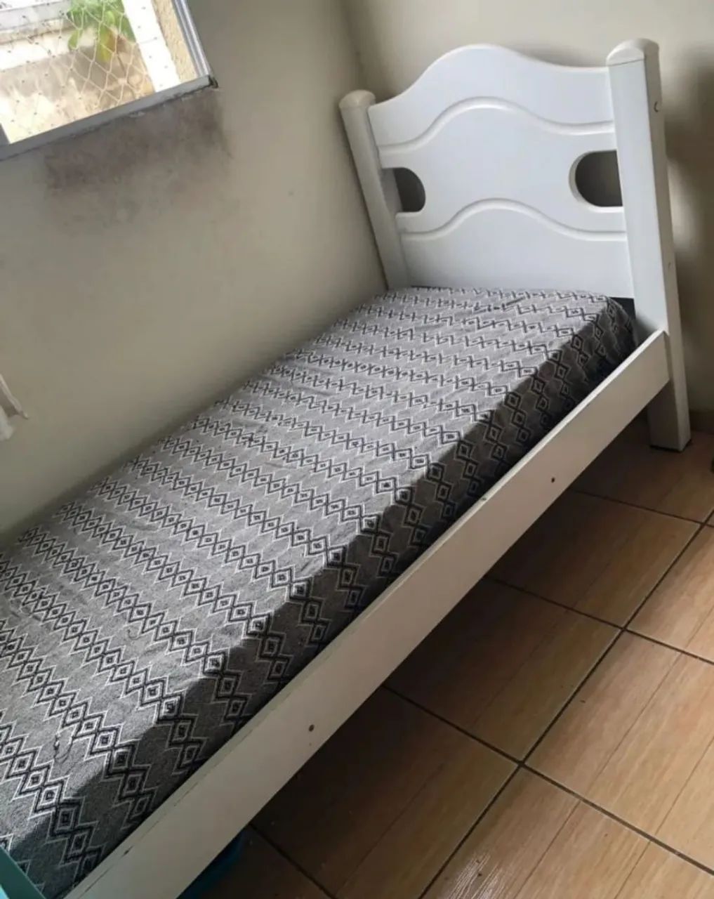 Vendo cama de MDF com colchão D33
