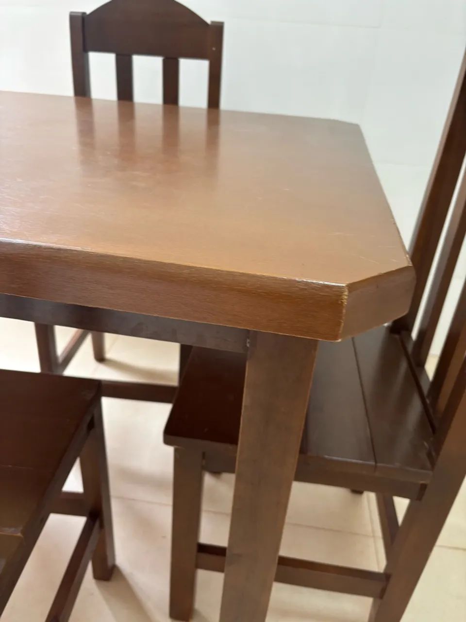 Mesa madeira c/ 4 cadeiras  - Foto 3