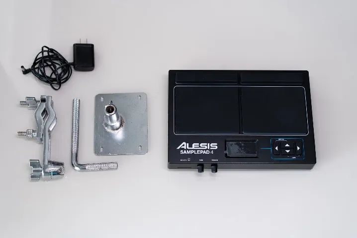 Bateria Eletrônica Alesis SamplePad 4 Compacta - Cor Preto + Clamp Torelli