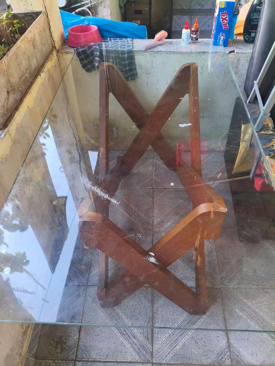 Vende-se mesa de jantar sem as cadeiras vidro temperado ... - Foto 2