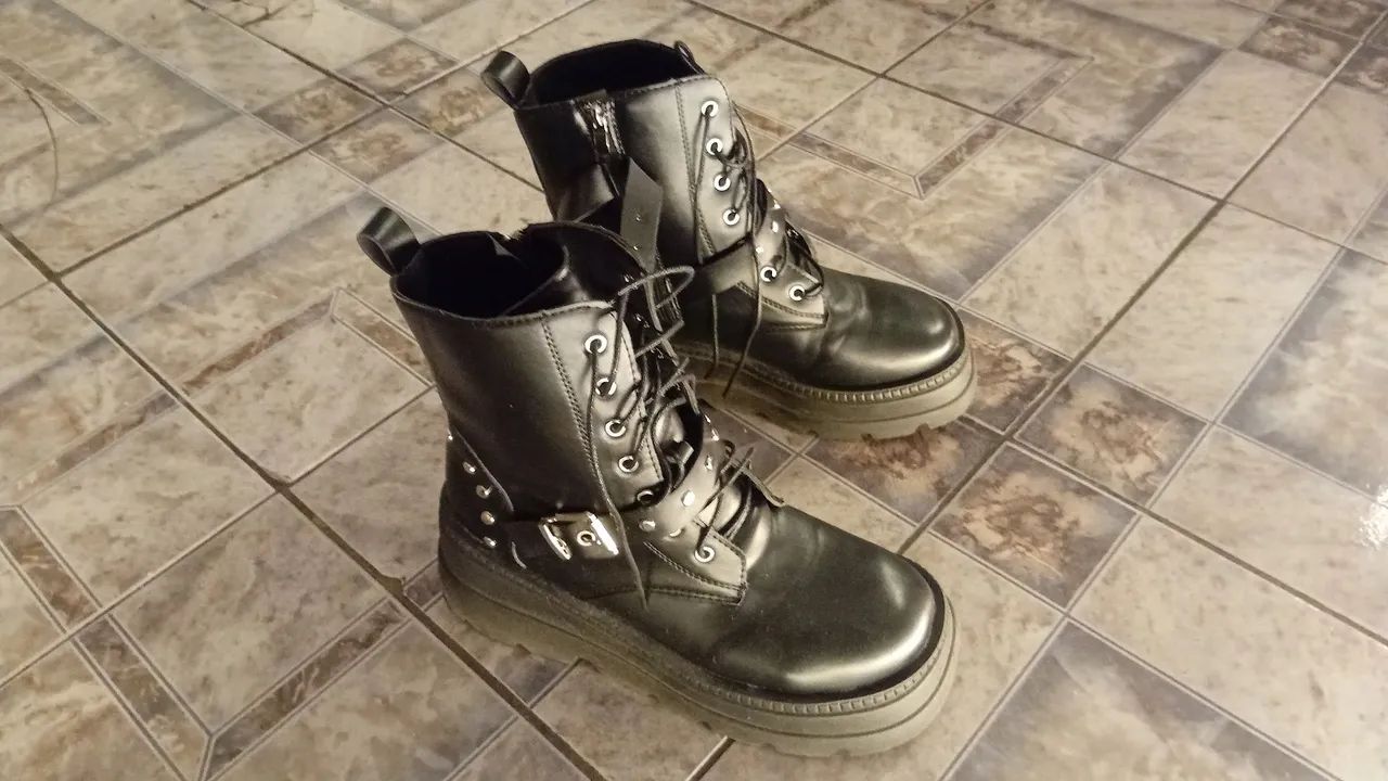 Bota coturno preta tamanho 40